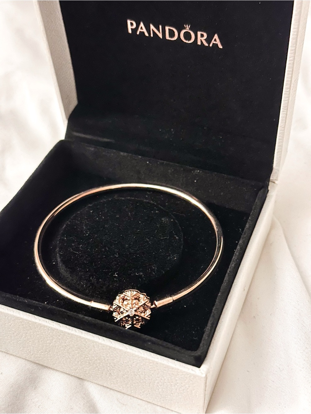 NWOT PANDORA Moments Sparkling Snowflake Clasp Bangle